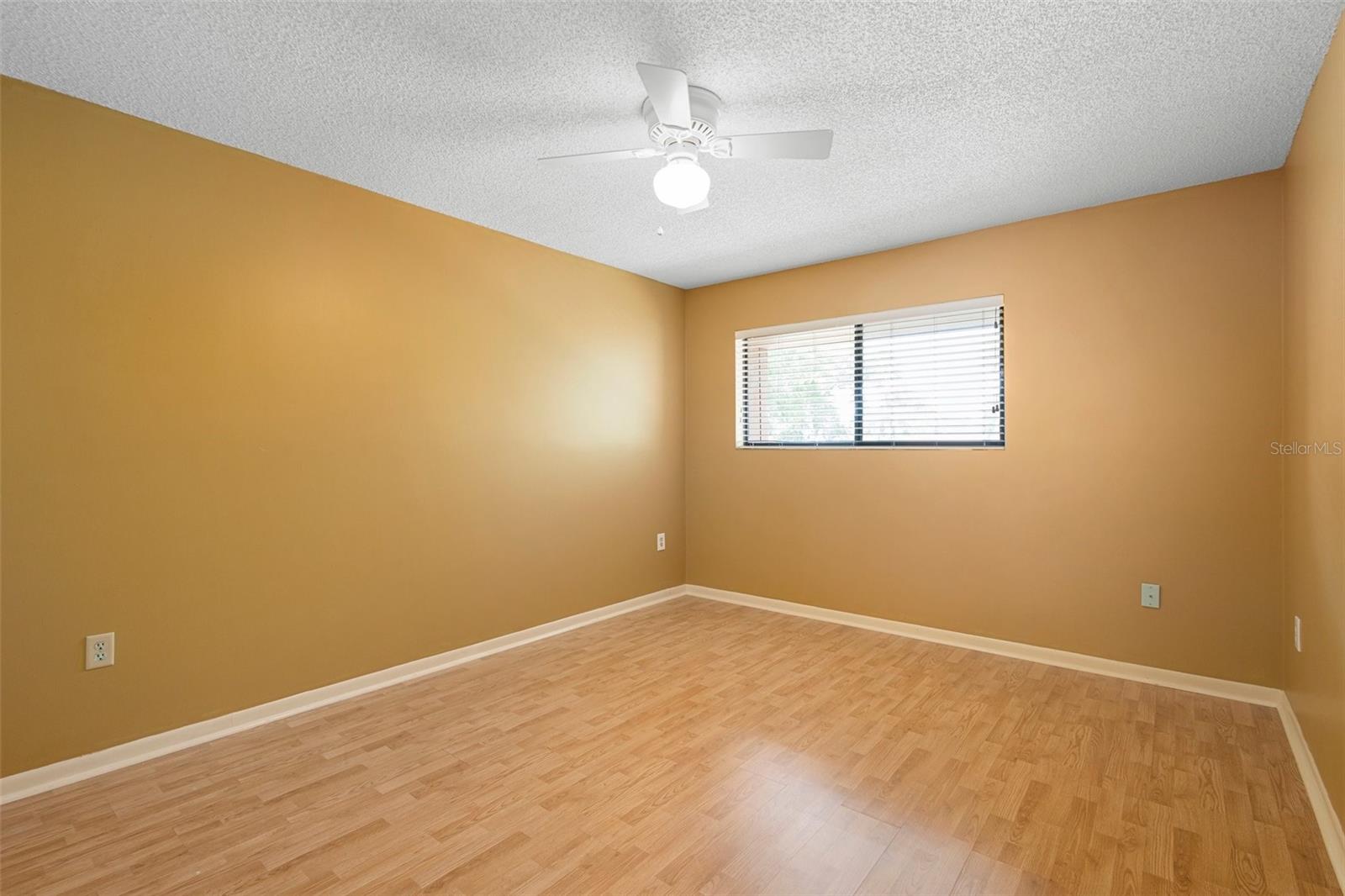 Image 32 of 45 For 115 Oaks Court 115