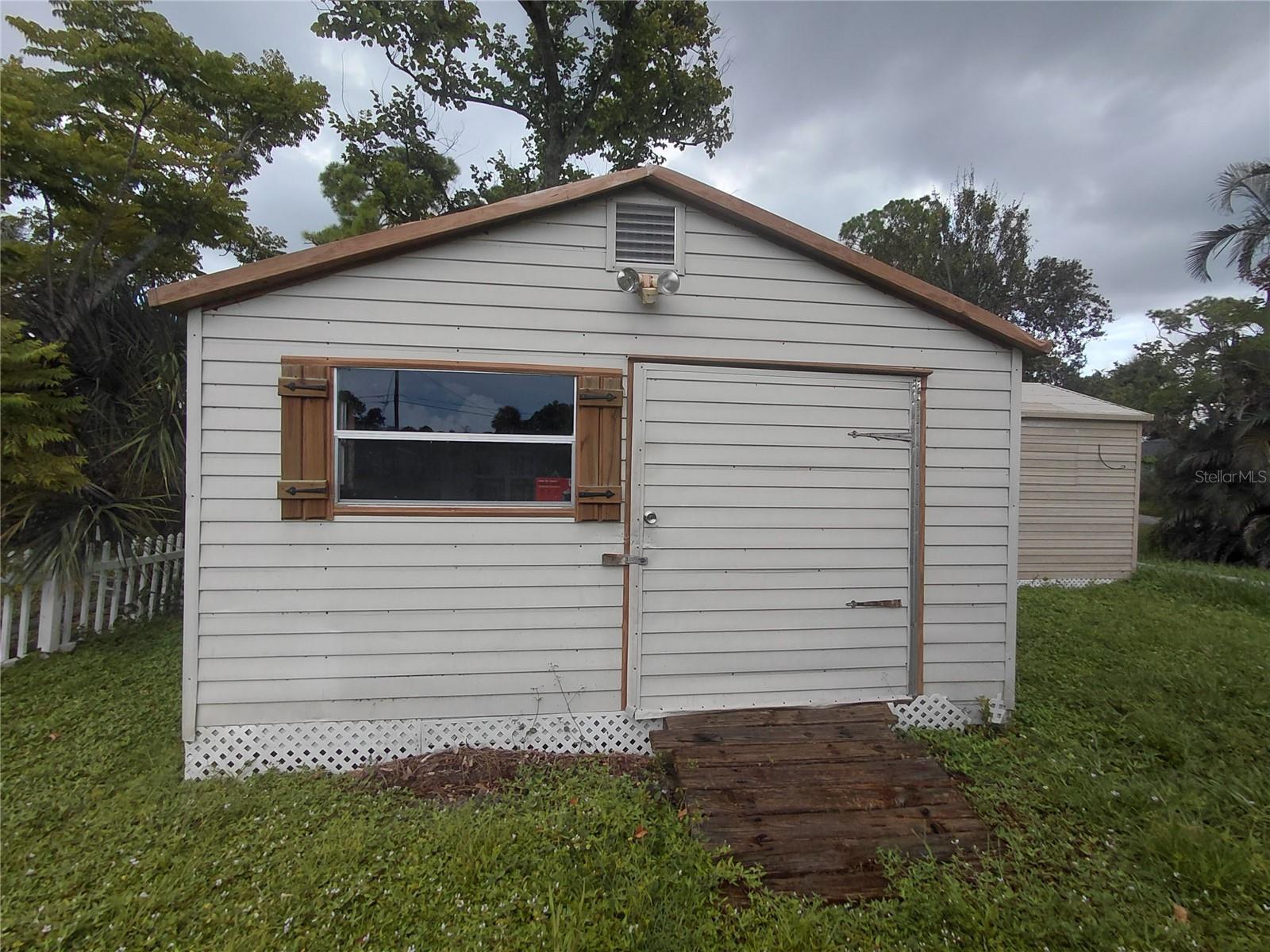 Image 2 of 6 For 860 Jacaranda Street
