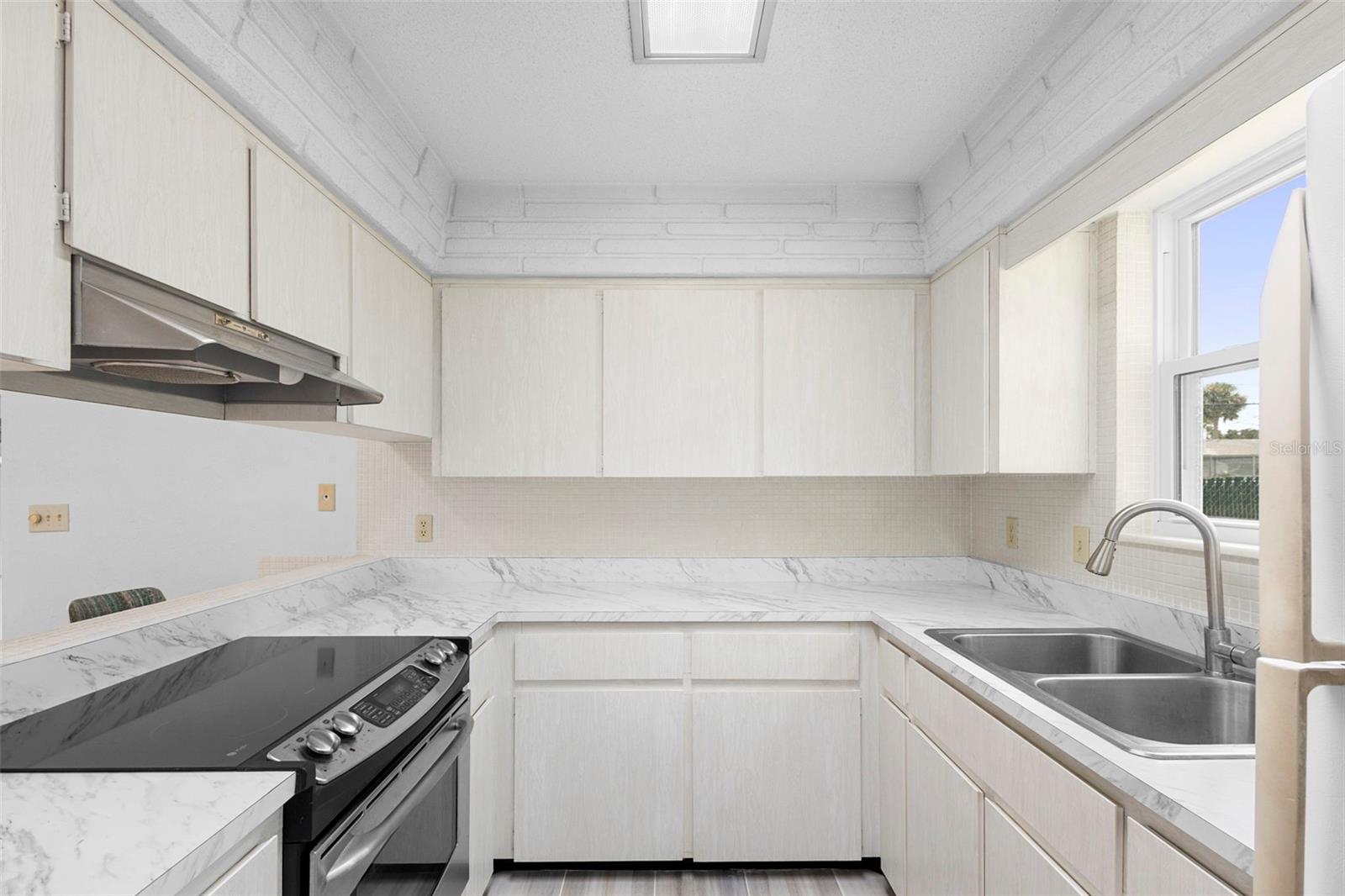 Image 2 of 28 For 1305 Sunland Road