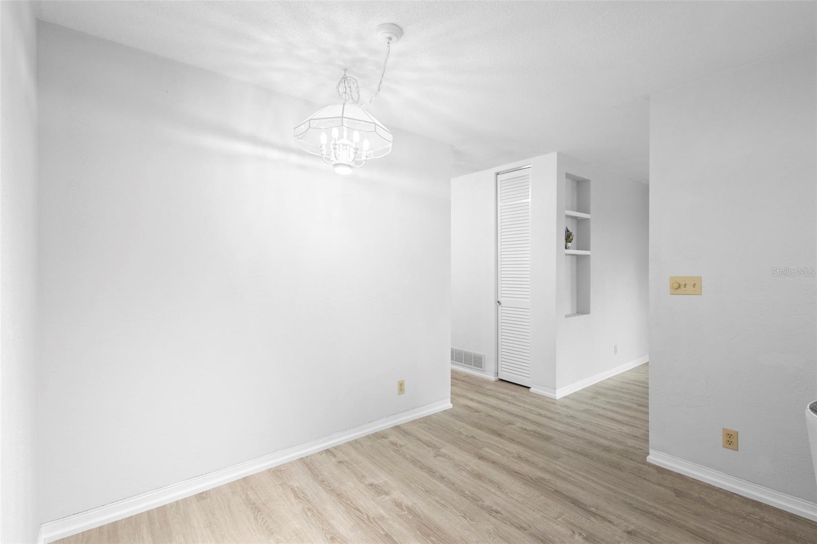 Image 8 of 28 For 1305 Sunland Road