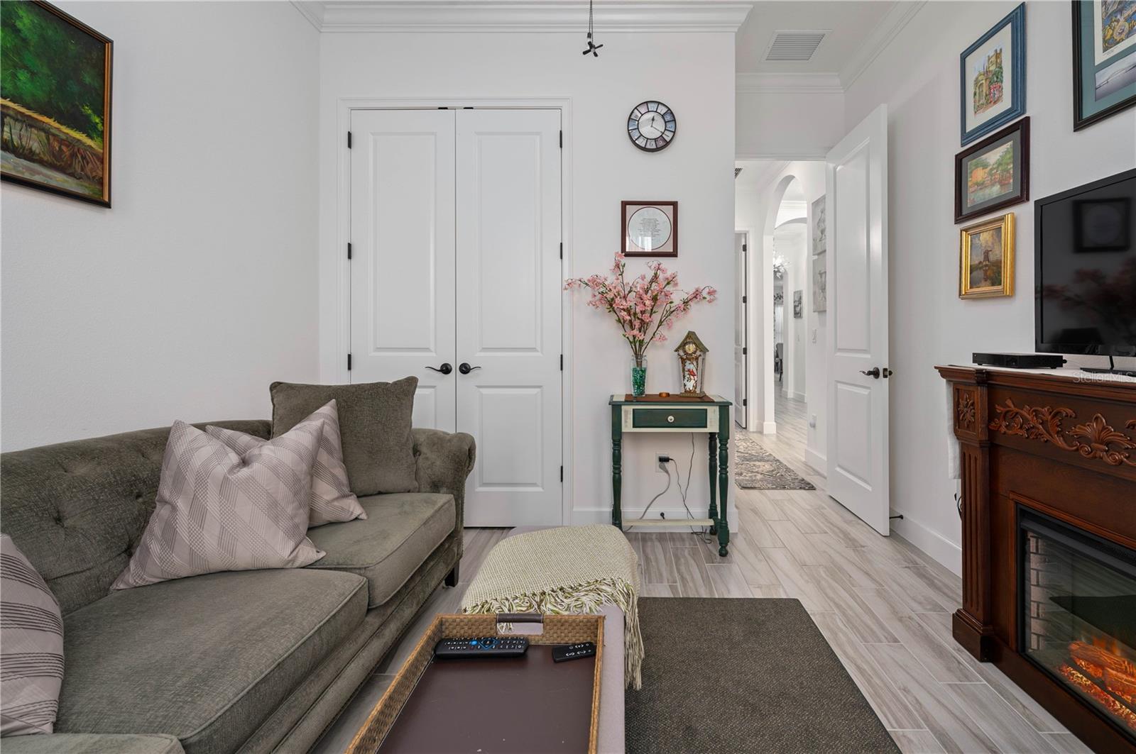 Image 31 of 50 For 649 Mosaic Boulevard