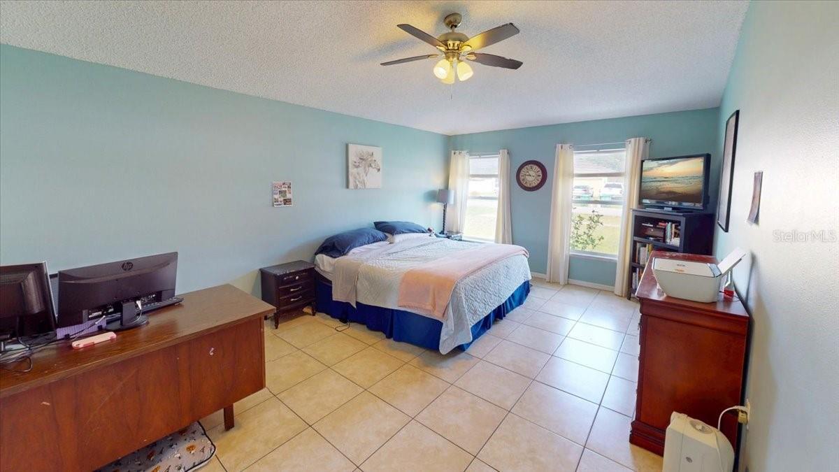 Image 11 of 30 For 647 Holbrook Avenue
