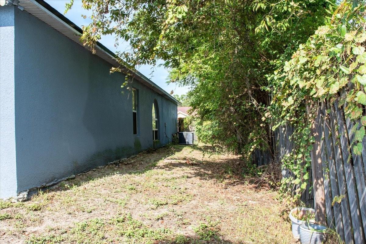Image 7 of 30 For 647 Holbrook Avenue