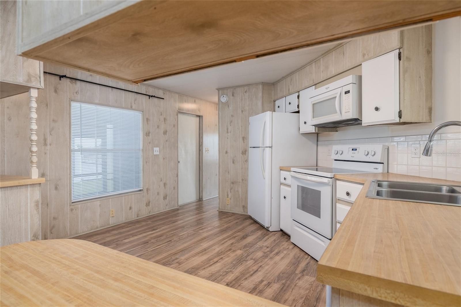 Image 10 of 31 For 9 Maplehurst Avenue