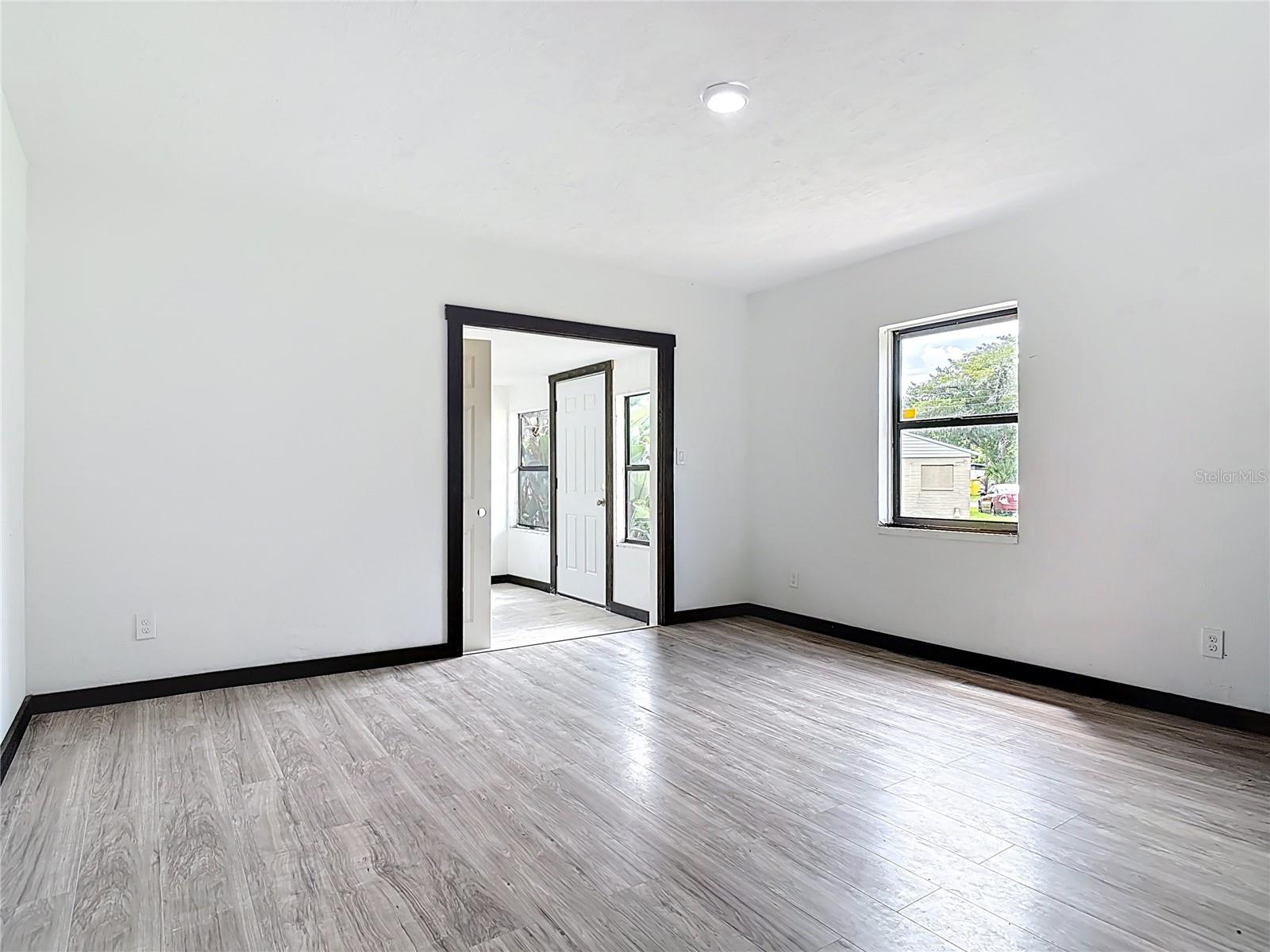 Image 11 of 49 For 633 1 2 Elm Avenue