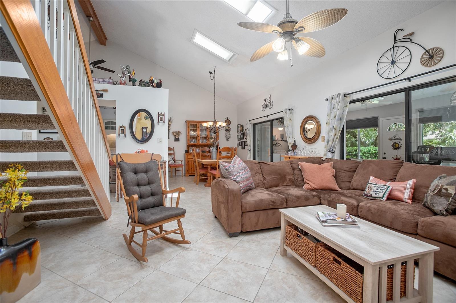 Image 14 of 59 For 955 Eastridge Drive 7p