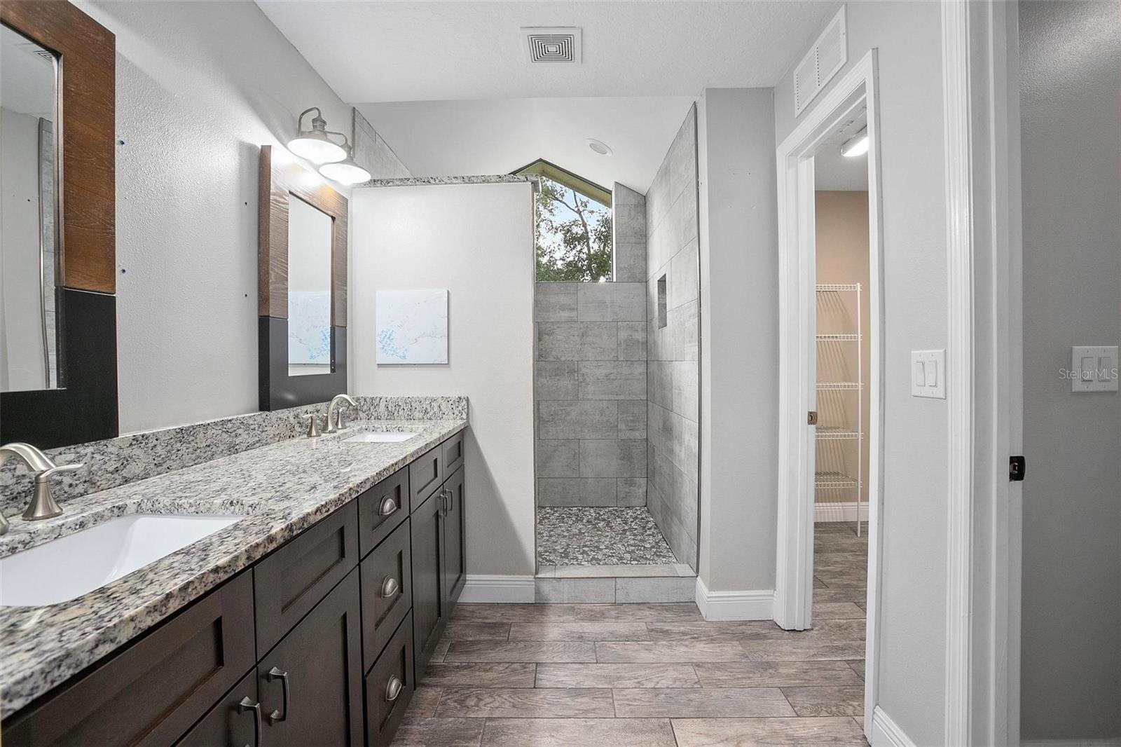 Image 19 of 52 For 679 Endeavour Drive