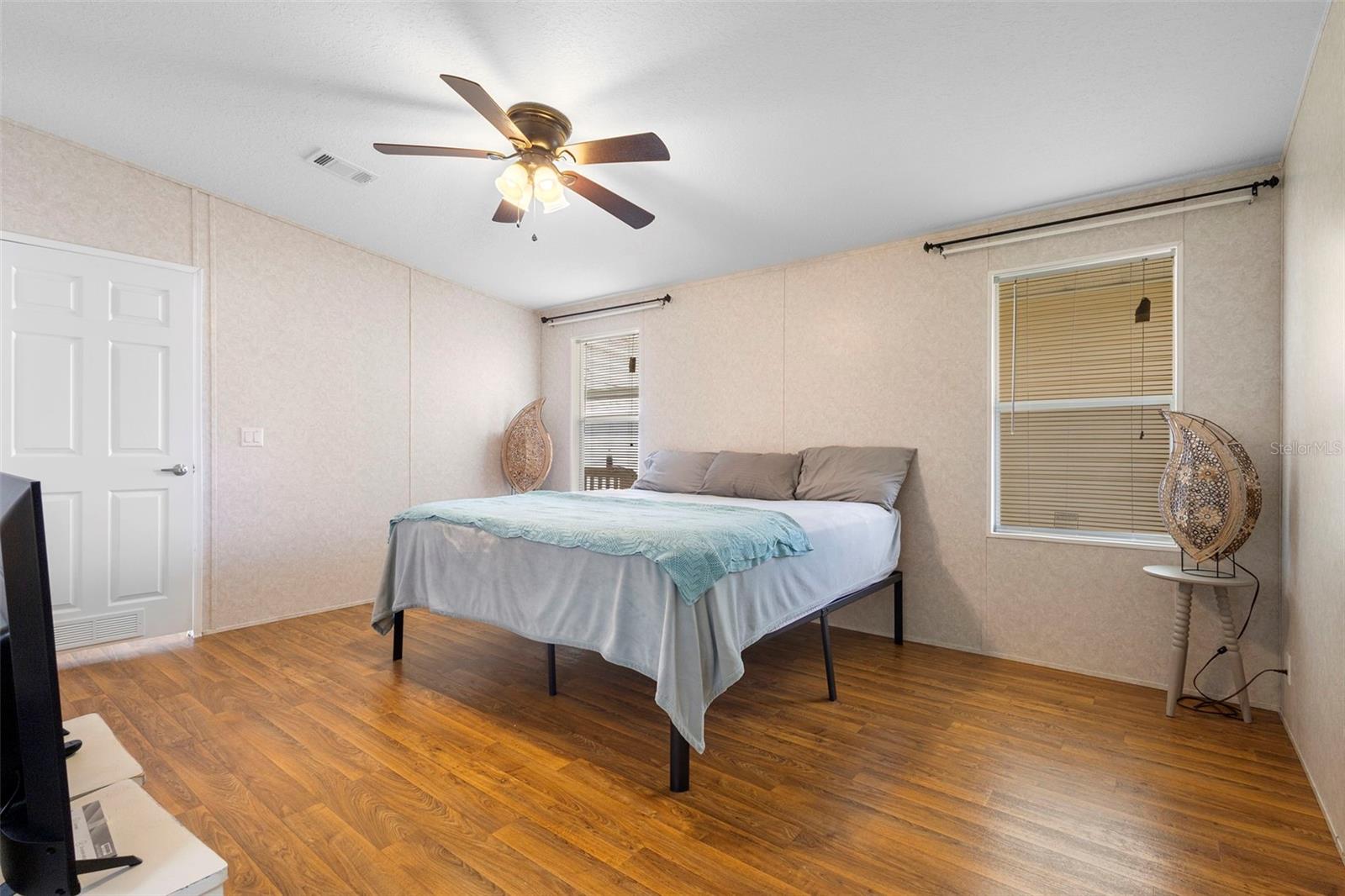 Image 17 of 41 For 4393 Maple Avenue