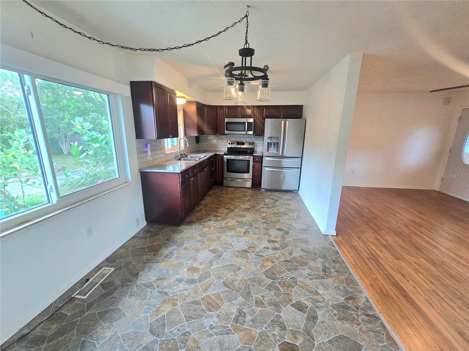 Image 11 of 33 For 817 Euclid Avenue