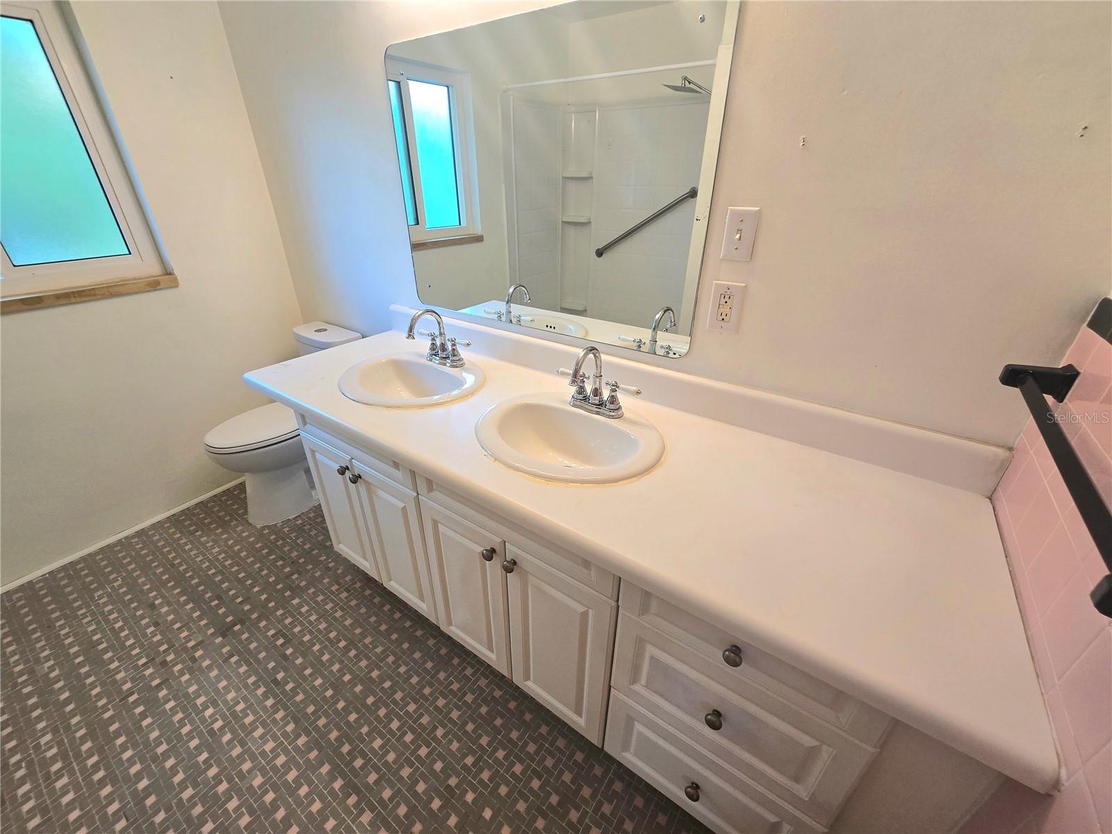 Image 16 of 33 For 817 Euclid Avenue