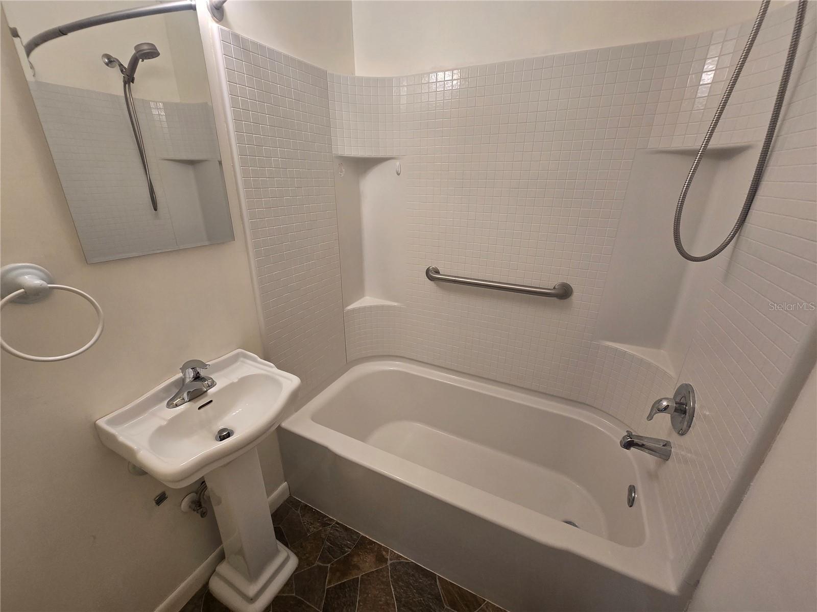 Image 23 of 33 For 817 Euclid Avenue