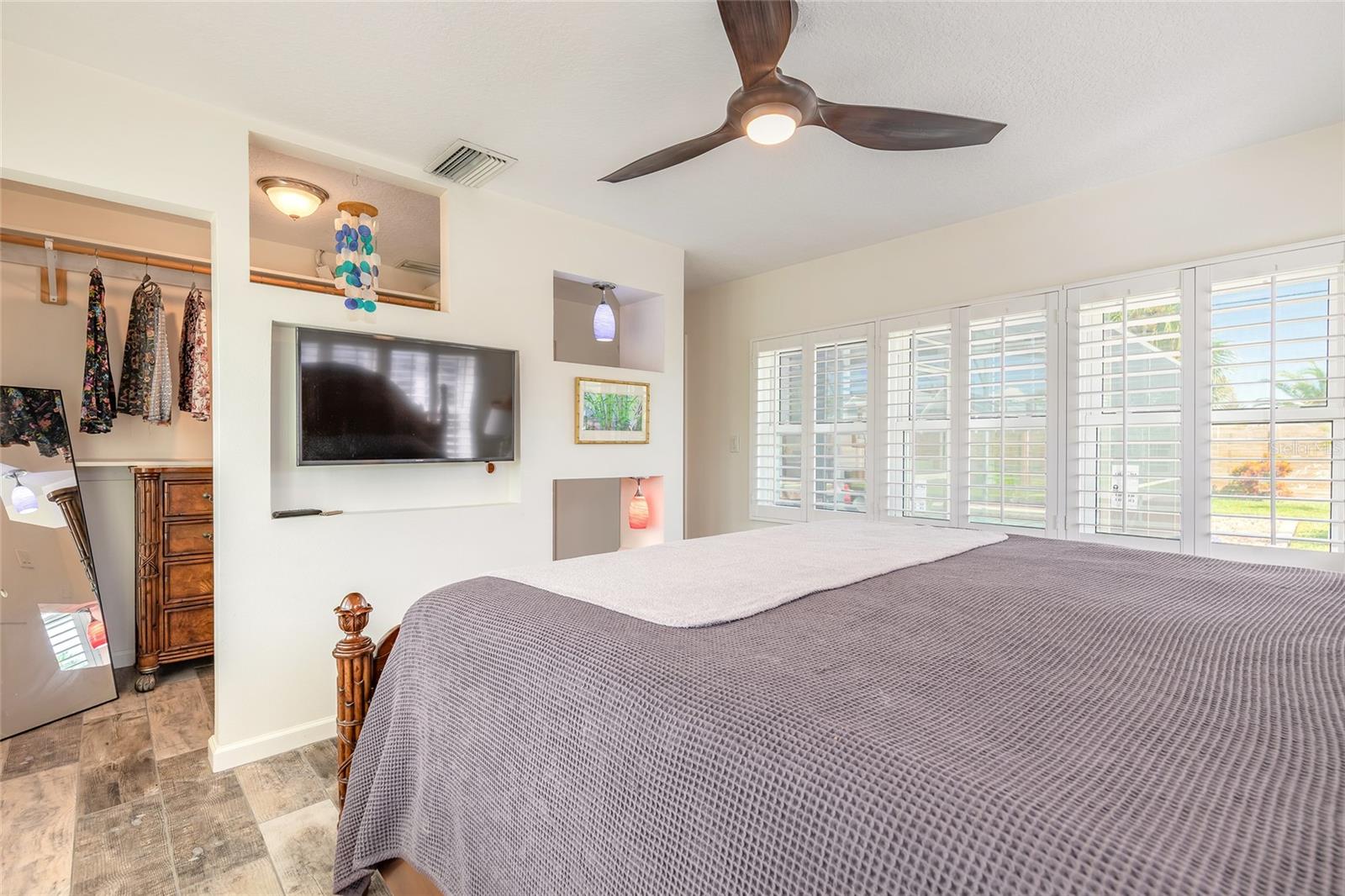 Image 16 of 43 For 9 Dolphin Avenue