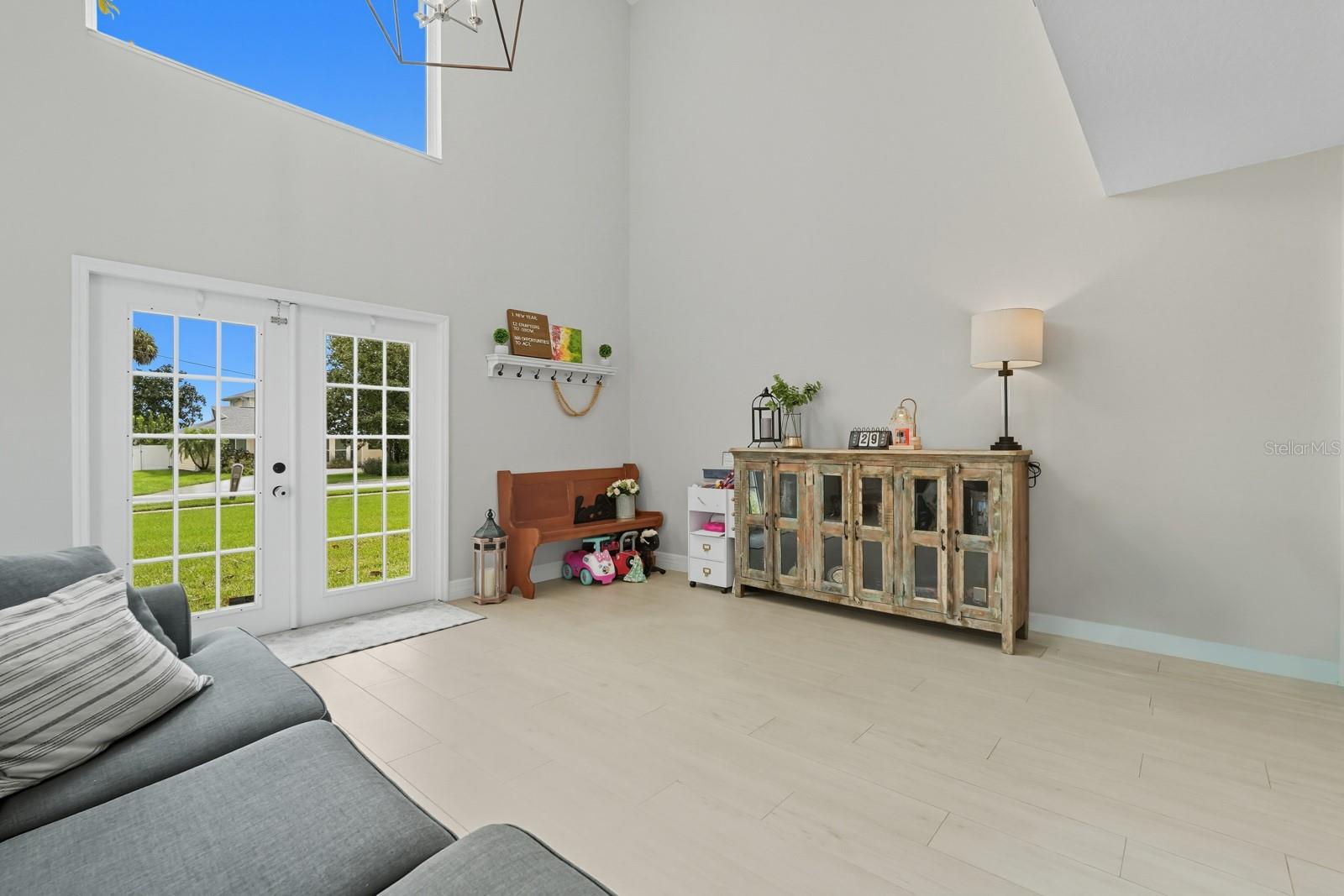 Image 8 of 49 For 2134 Riverside Drive