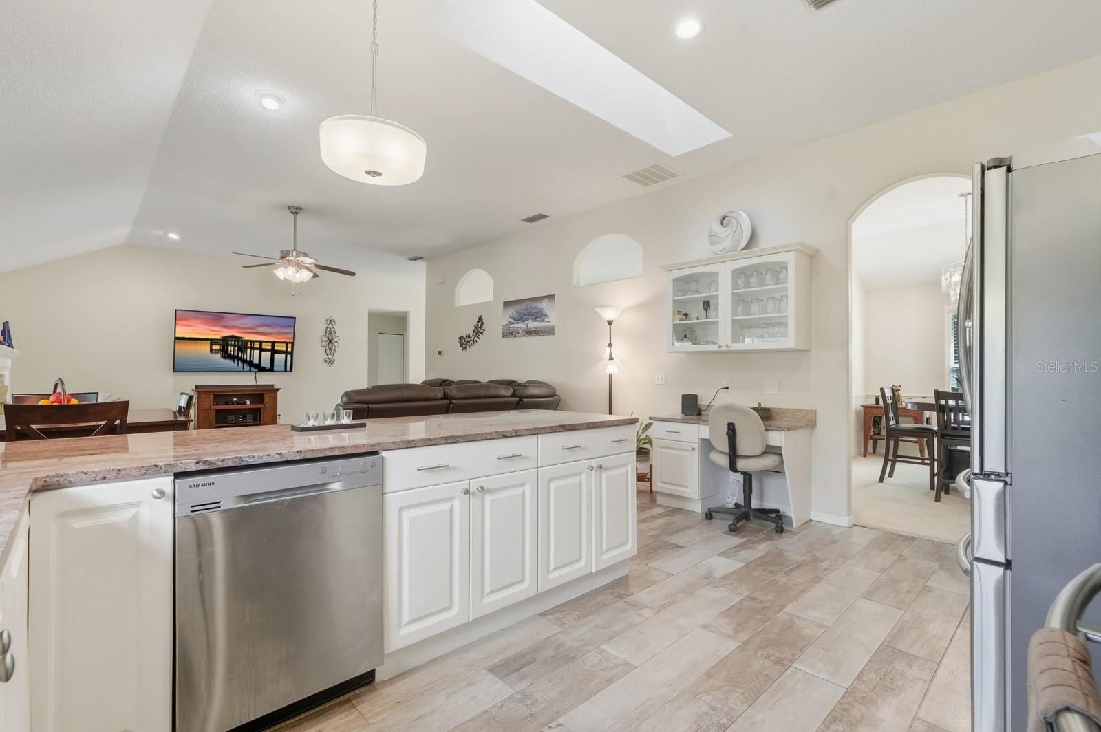 Image 10 of 52 For 2 Silver Lake Way