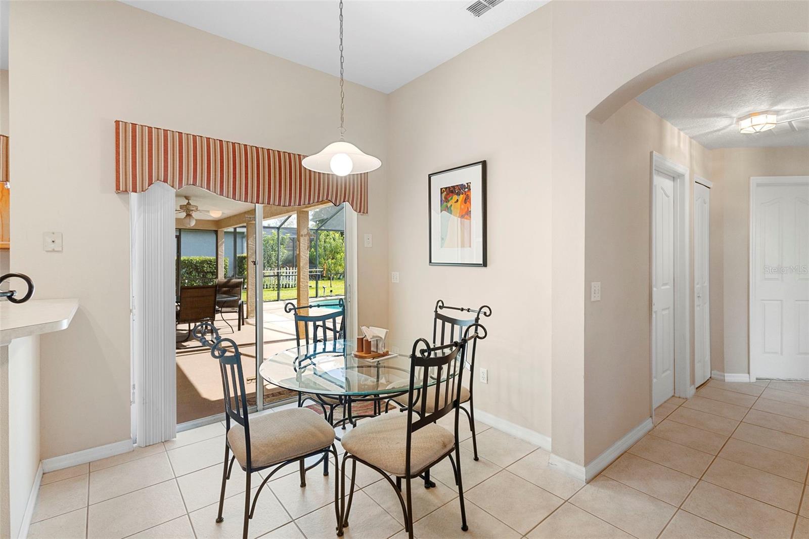 Listing photo id 10 for 713 Mountain Ash Way