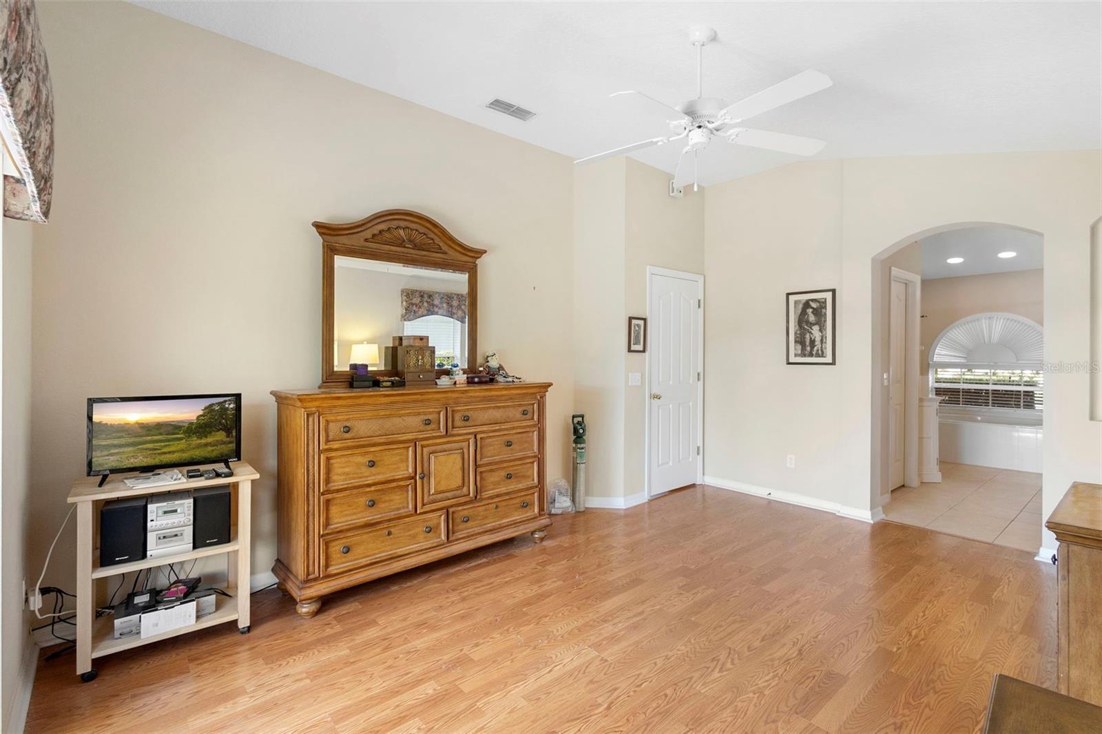 Listing photo id 11 for 713 Mountain Ash Way