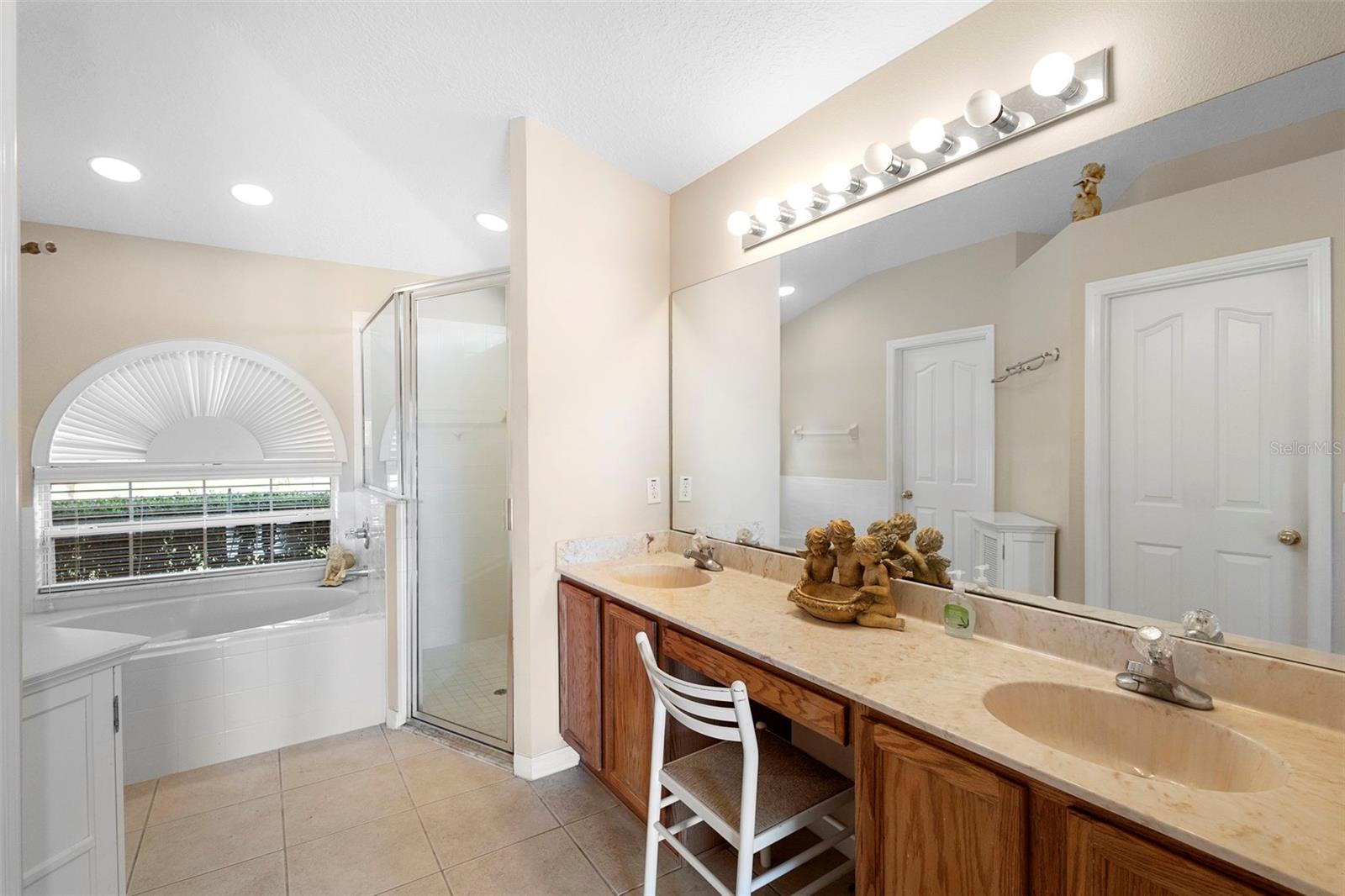 Listing photo id 13 for 713 Mountain Ash Way