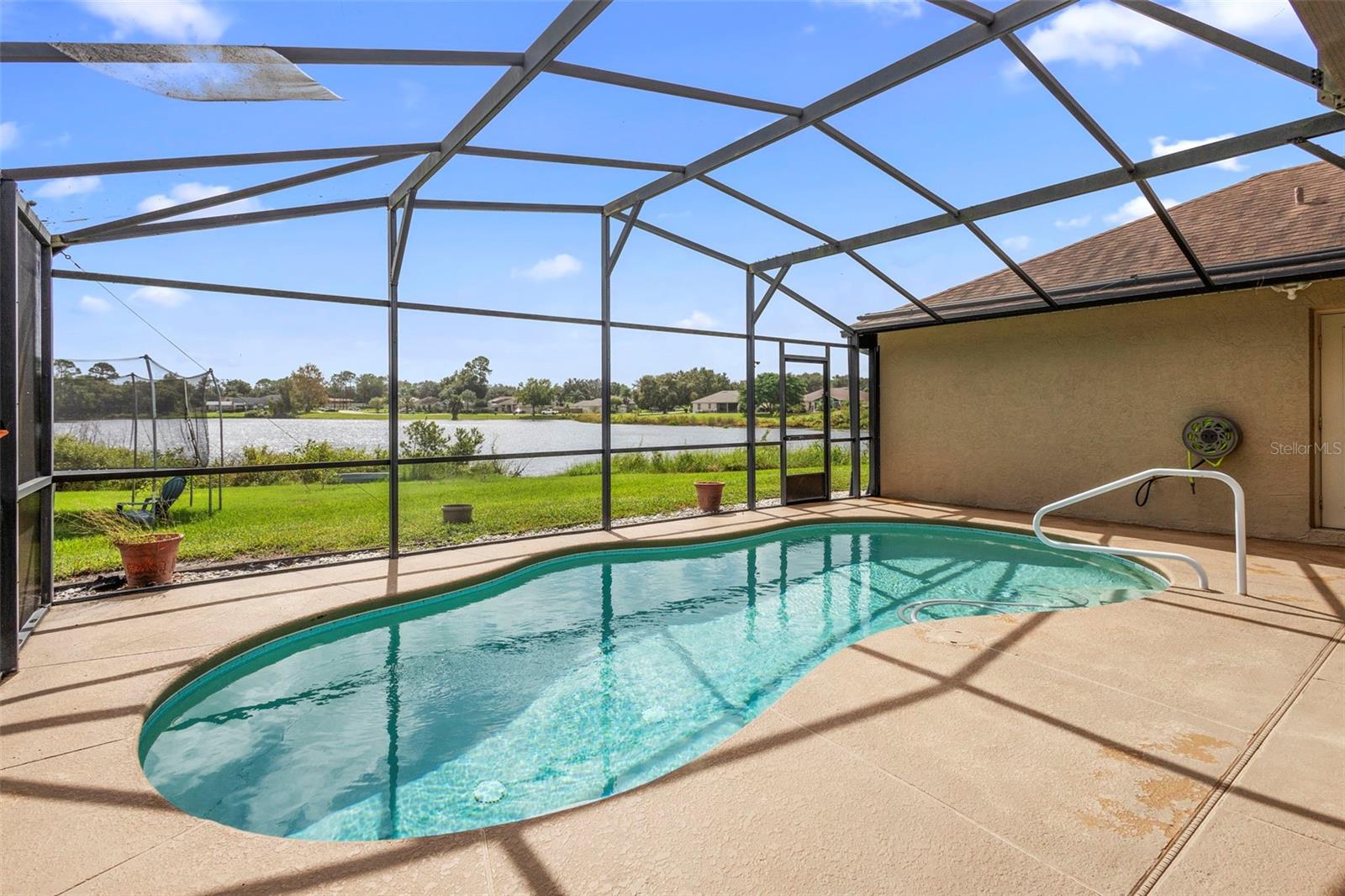 Listing photo id 24 for 713 Mountain Ash Way