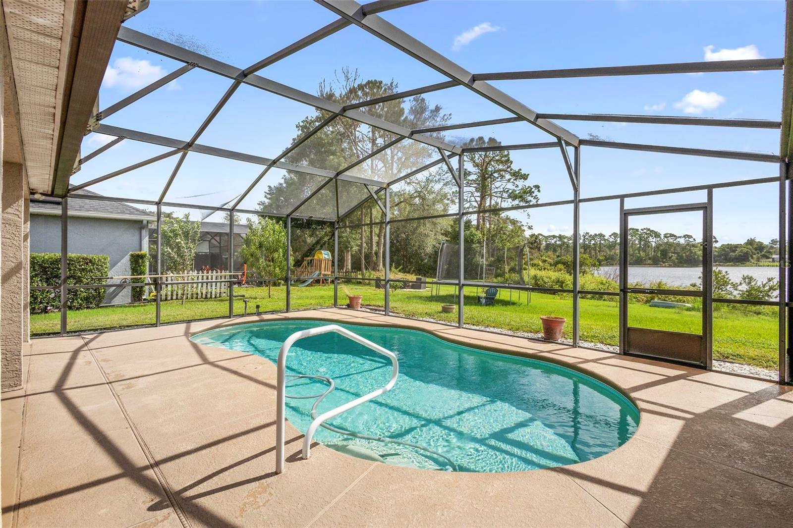 Listing photo id 25 for 713 Mountain Ash Way