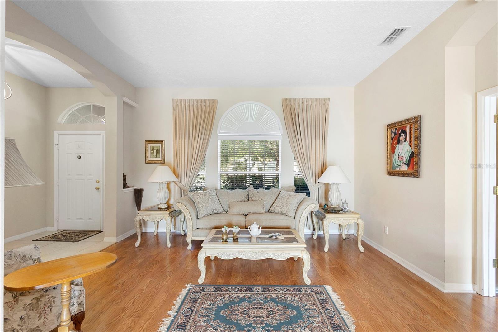 Listing photo id 3 for 713 Mountain Ash Way