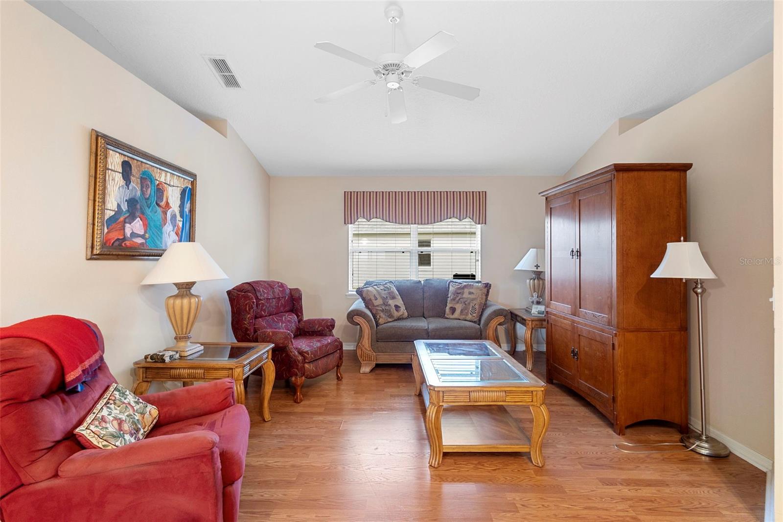 Listing photo id 5 for 713 Mountain Ash Way