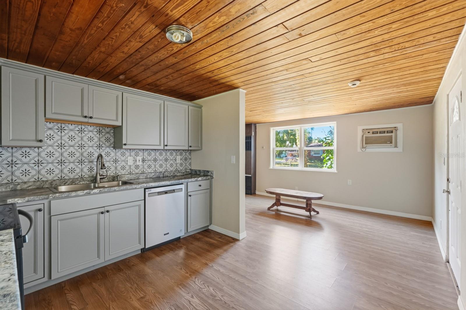 Image 12 of 30 For 437 Lockhart Street