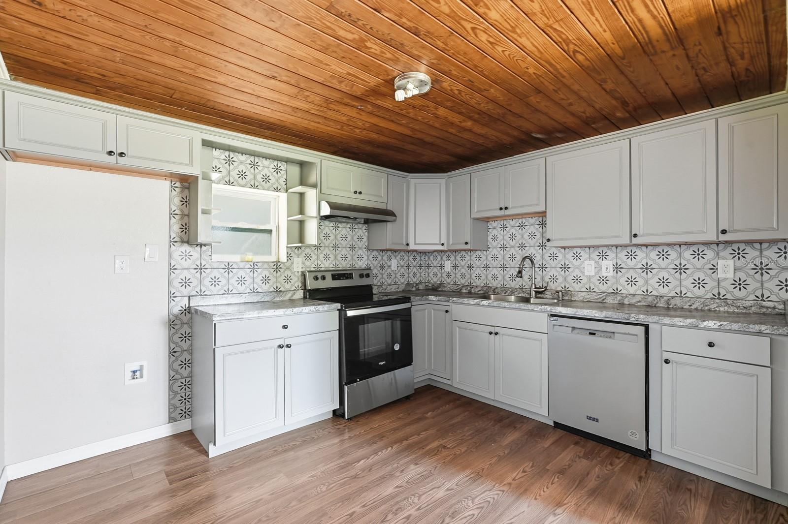 Image 13 of 30 For 437 Lockhart Street