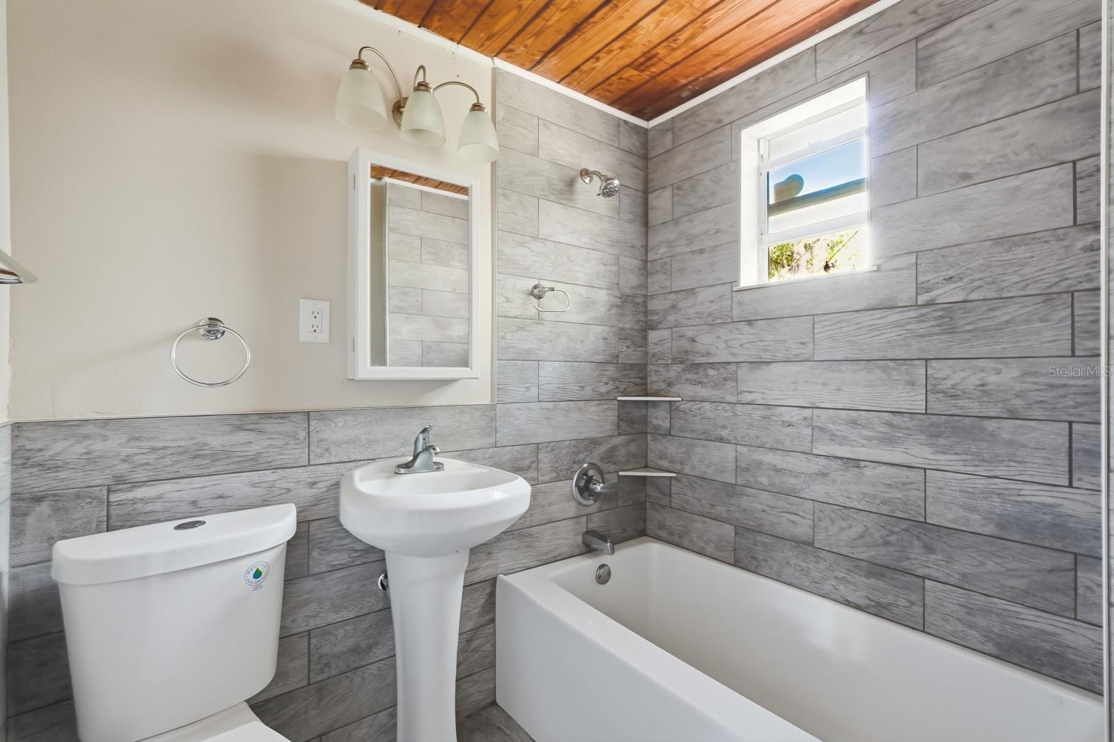 Image 17 of 30 For 437 Lockhart Street