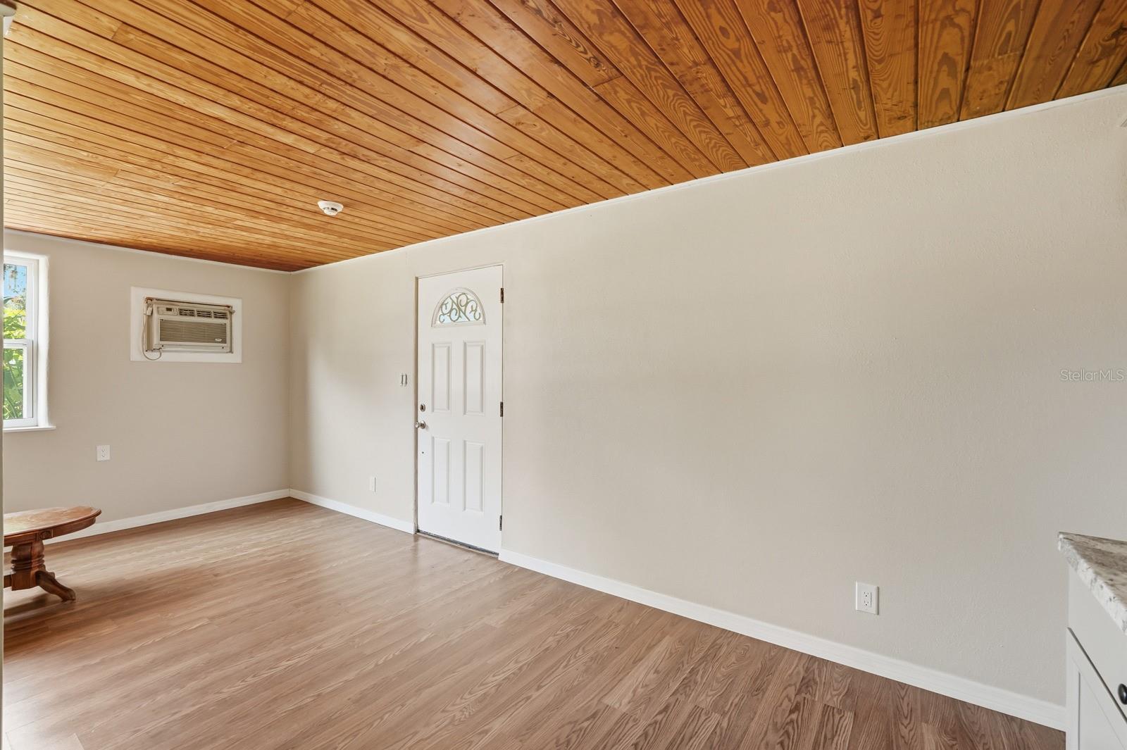 Image 8 of 30 For 437 Lockhart Street