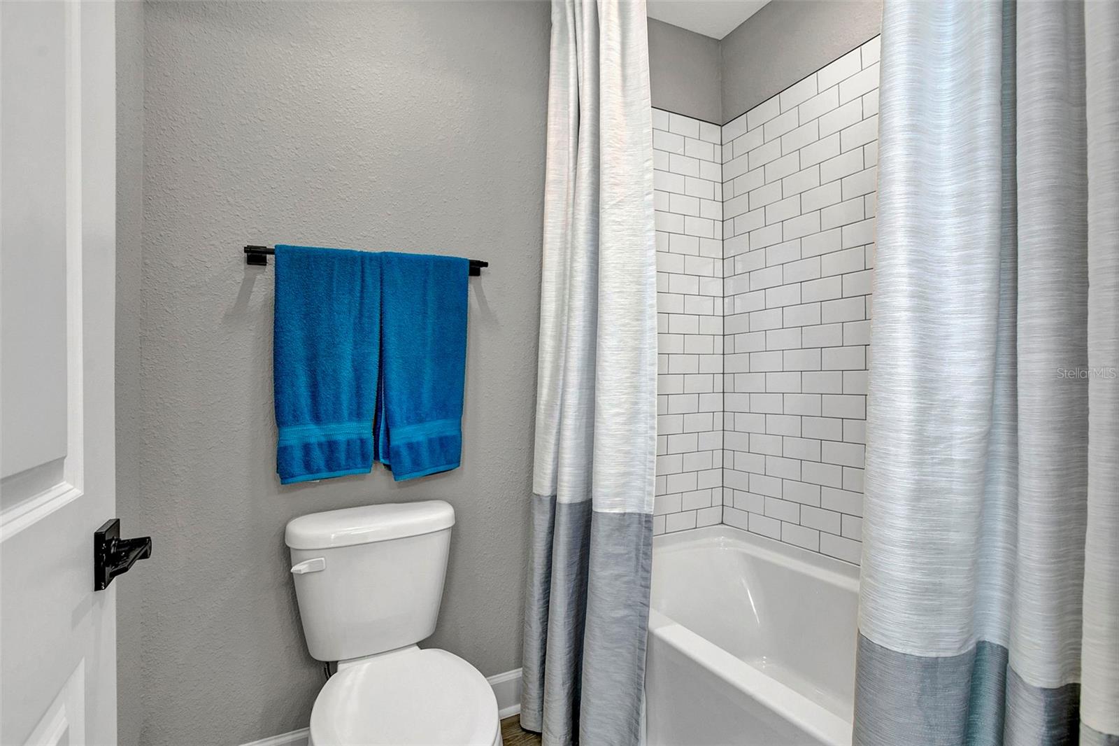 Image 24 of 29 For 27 Moana Court S