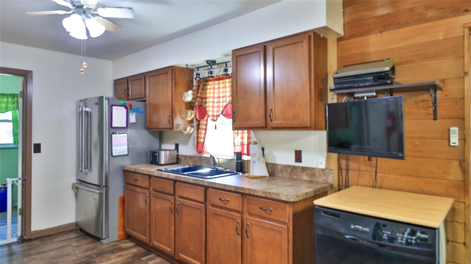 Image 11 of 28 For 428 Perdita Avenue