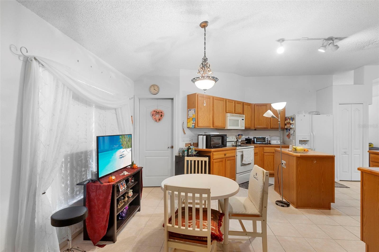 Image 17 of 35 For 114 Carnival Drive