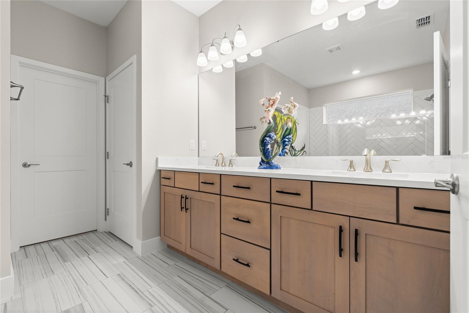 Image 18 of 41 For 3070 Silvermines Avenue