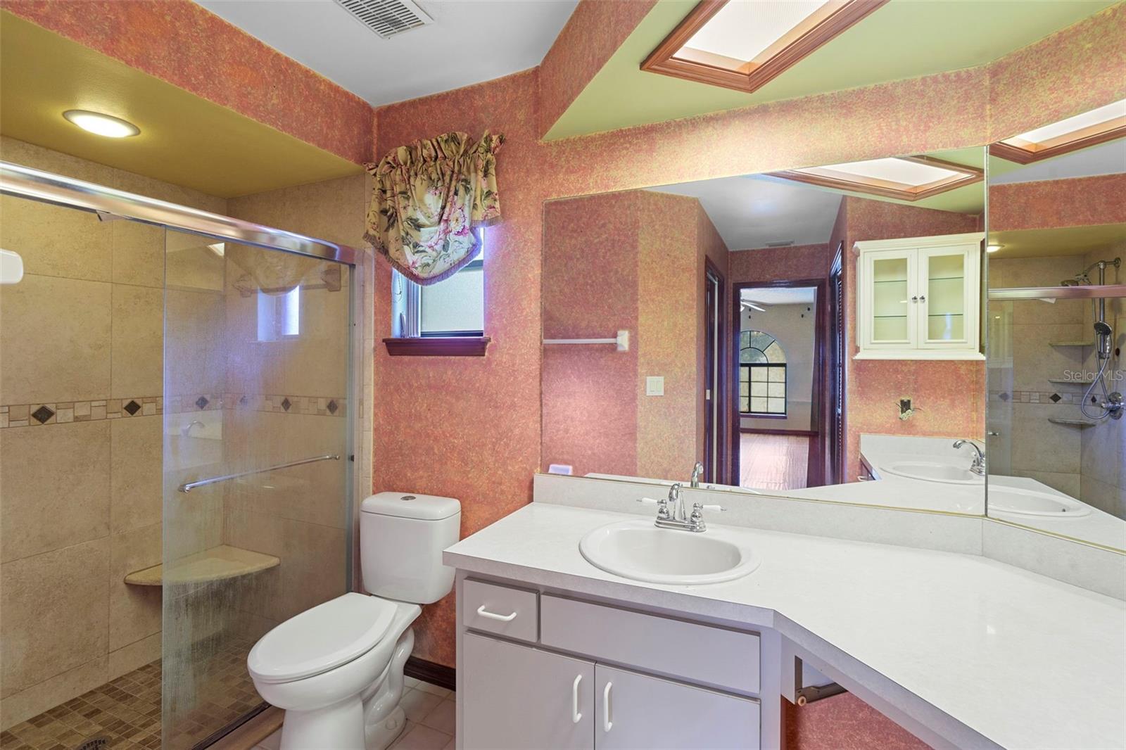 Image 16 of 47 For 1984 Paris Avenue