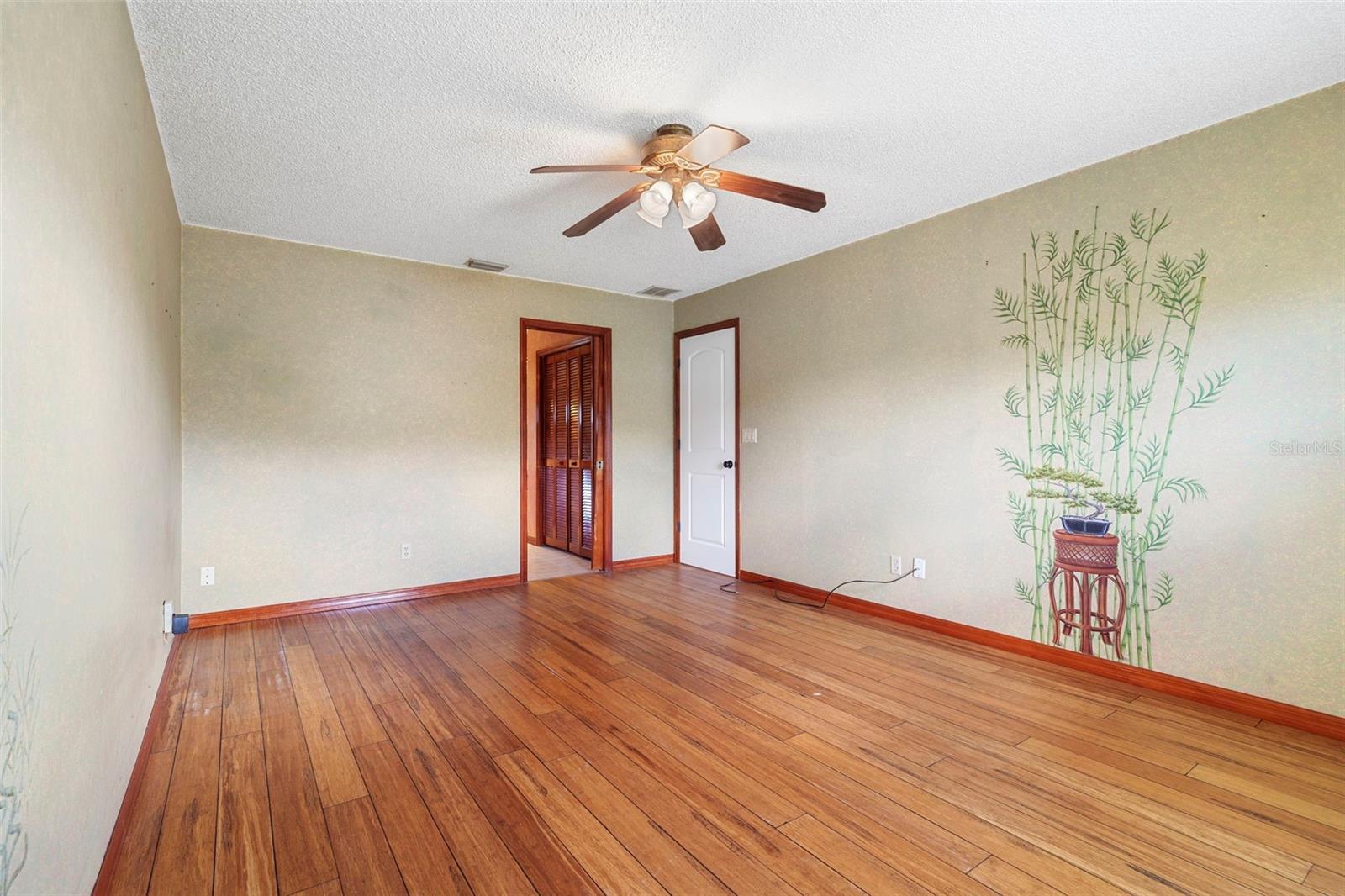 Image 20 of 47 For 1984 Paris Avenue