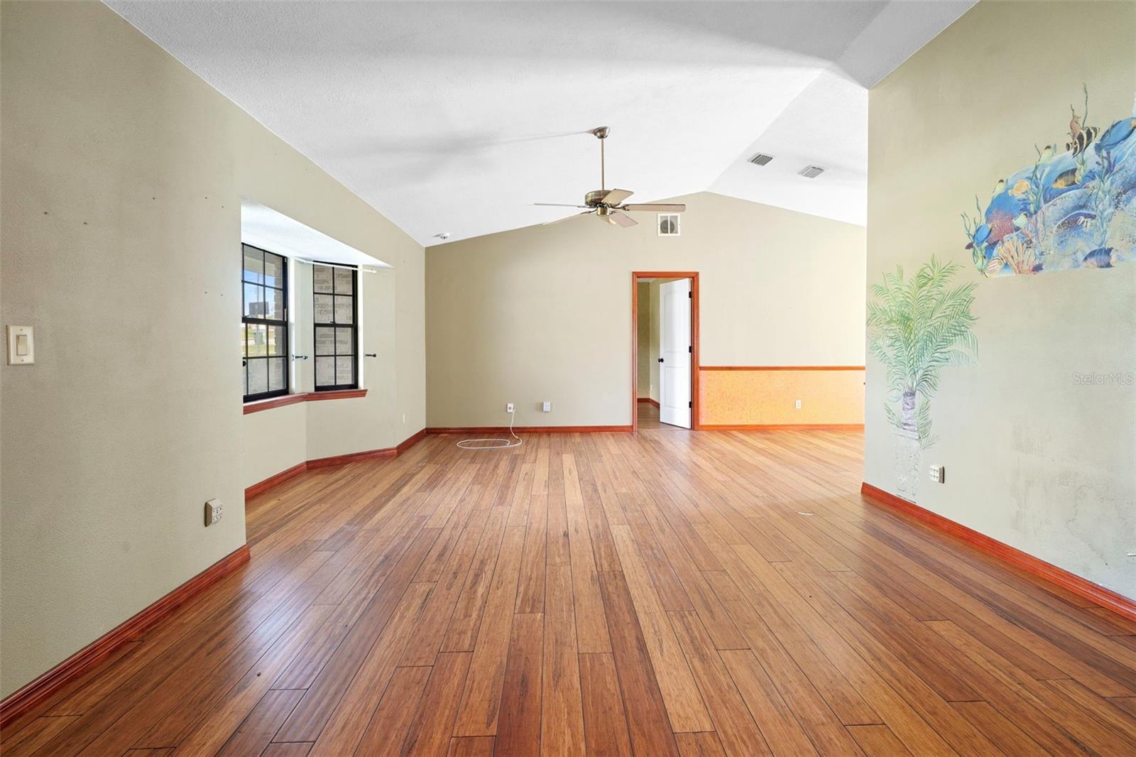 Image 21 of 47 For 1984 Paris Avenue