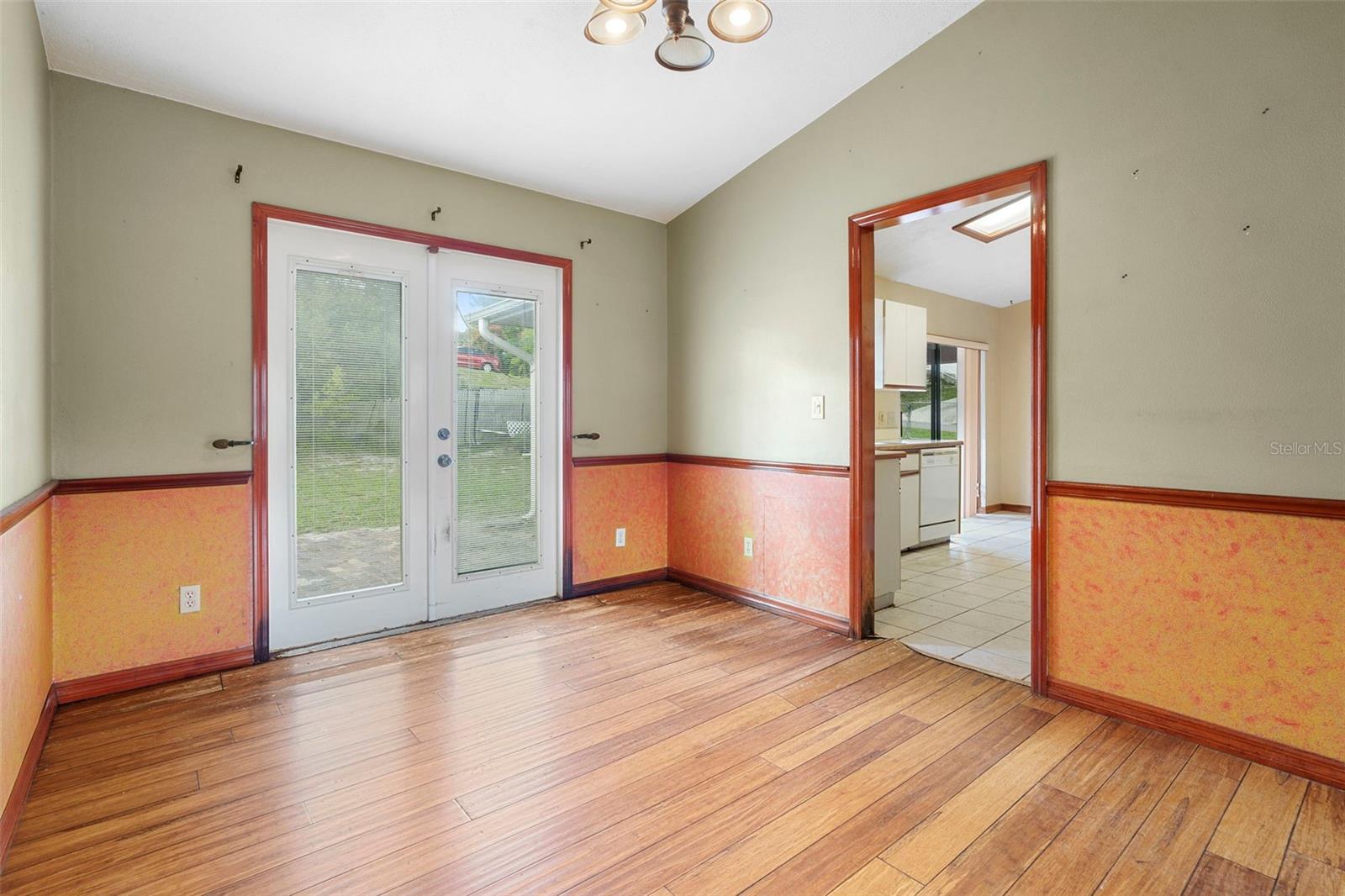 Image 25 of 47 For 1984 Paris Avenue