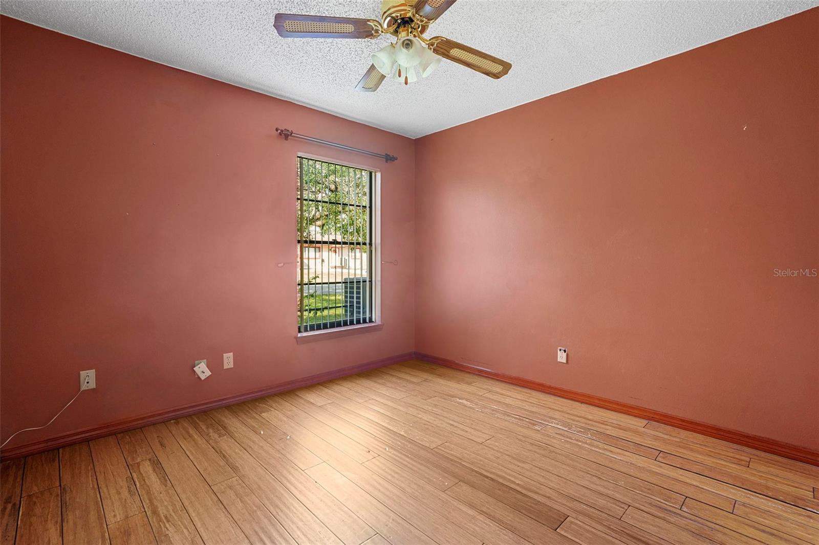 Image 33 of 47 For 1984 Paris Avenue