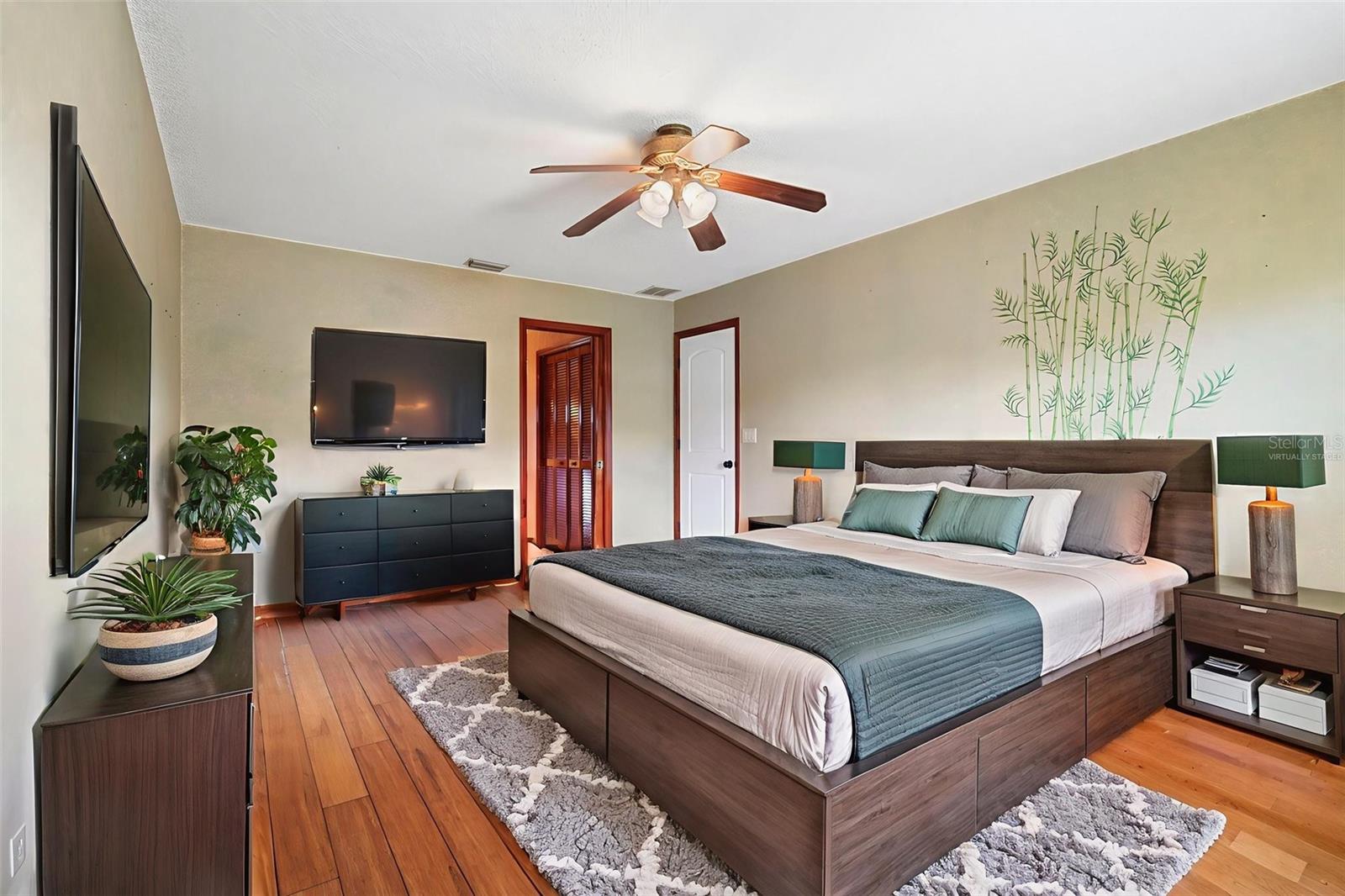 Image 4 of 47 For 1984 Paris Avenue