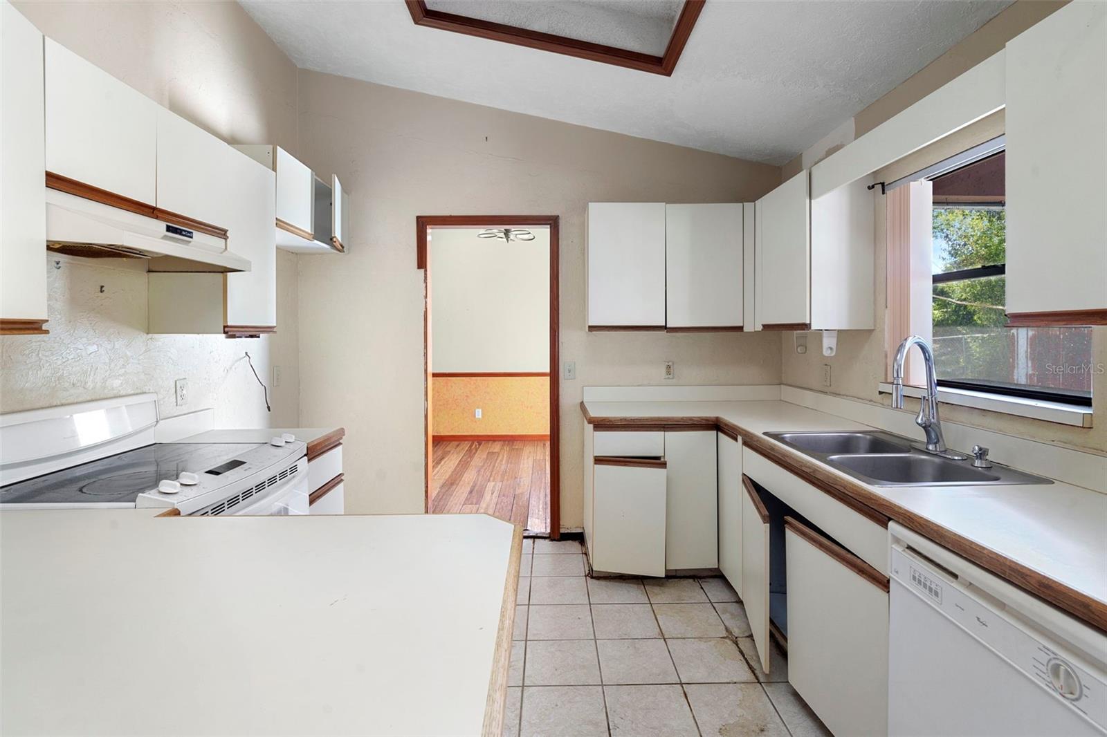 Image 9 of 47 For 1984 Paris Avenue