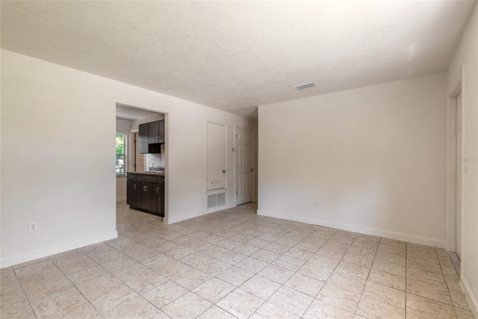 Image 3 of 23 For 904 Gibbons Street