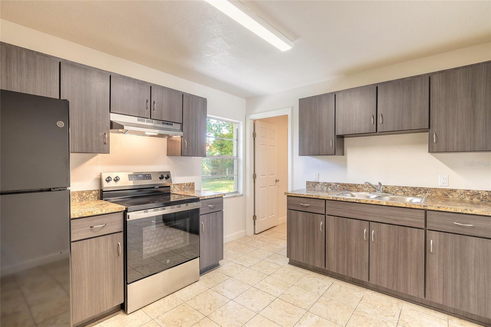 Image 4 of 23 For 904 Gibbons Street