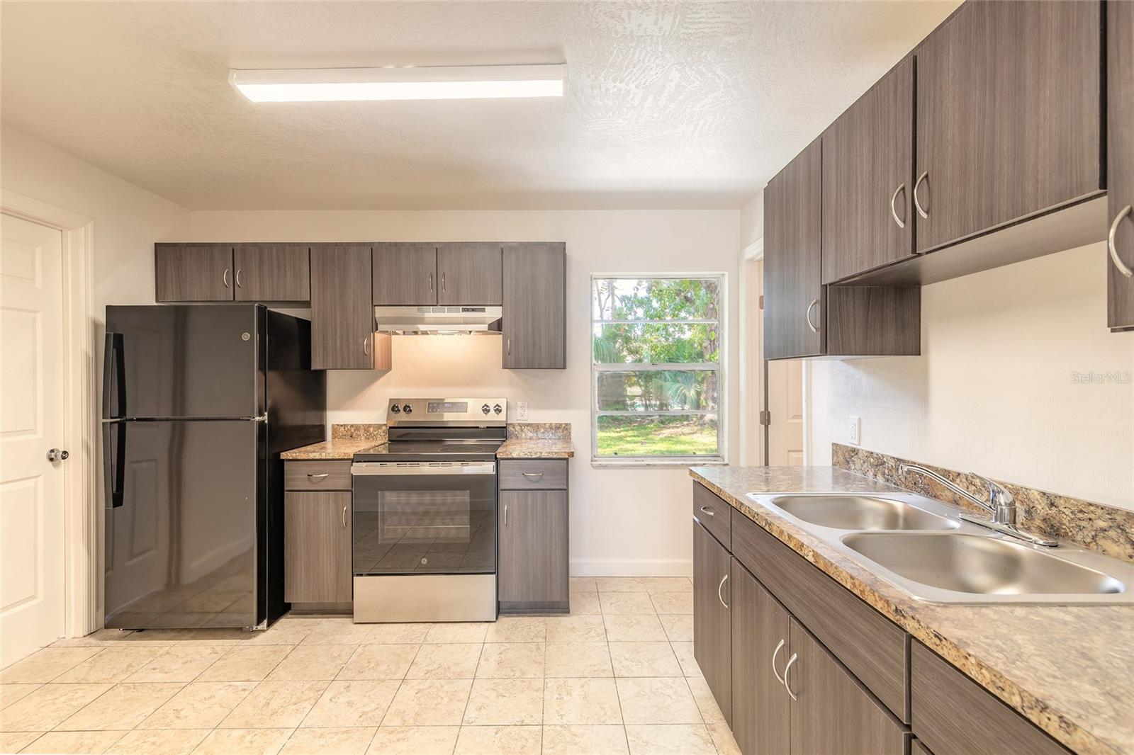 Image 5 of 23 For 904 Gibbons Street