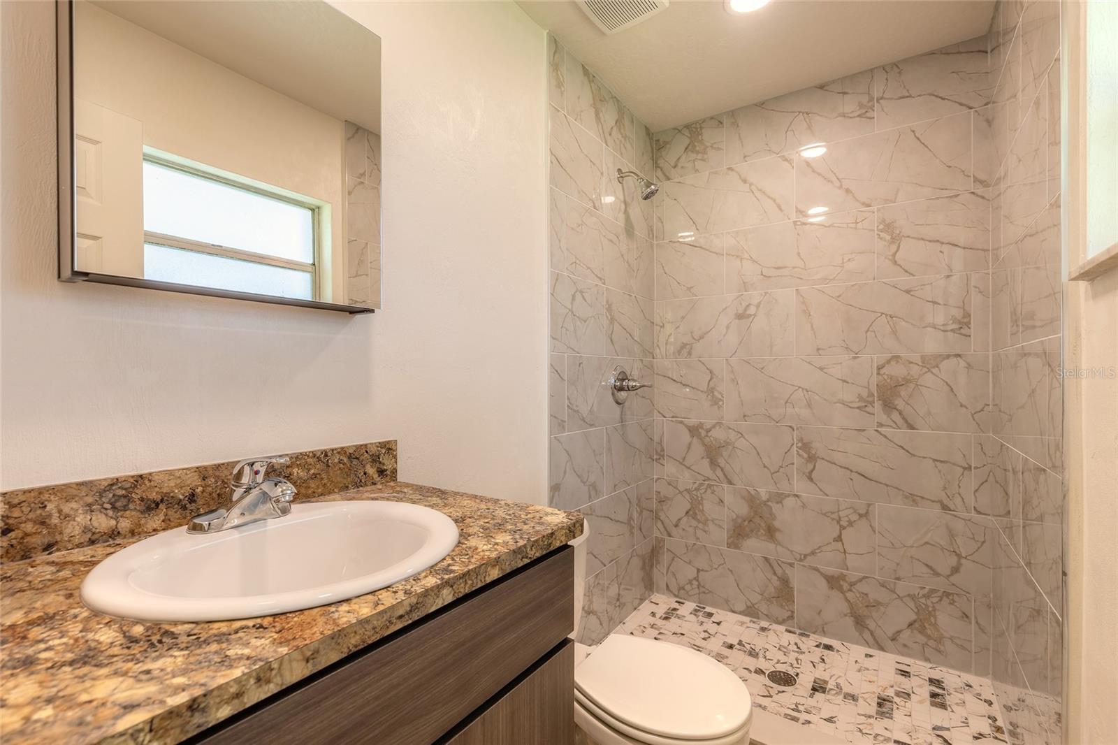 Image 8 of 23 For 904 Gibbons Street