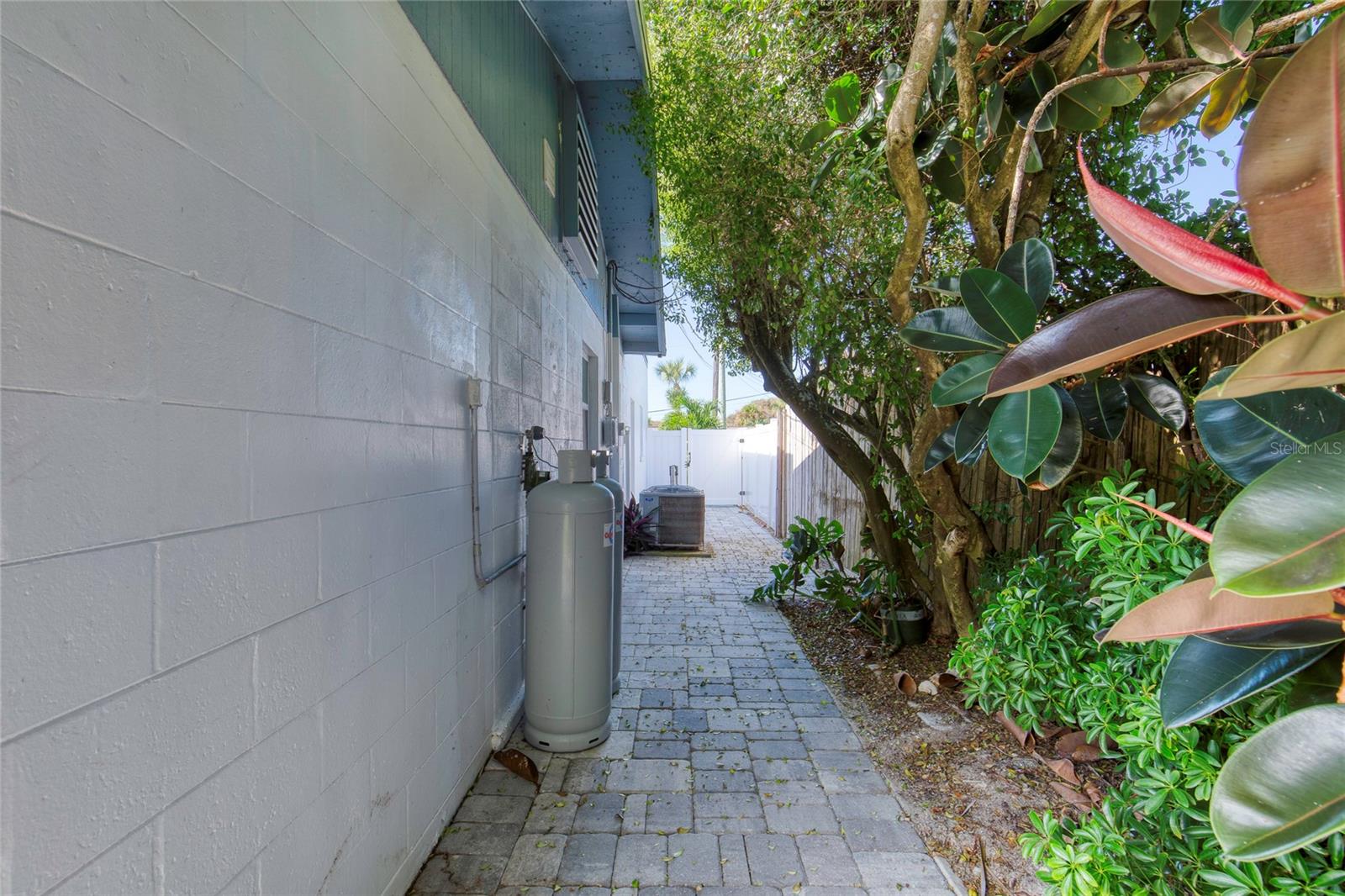 Image 60 of 72 For 4715 Montrose Avenue