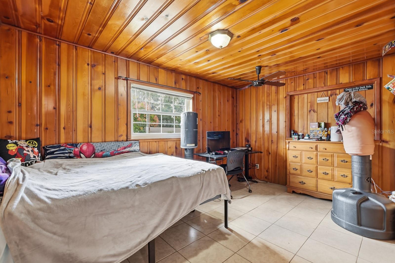 Image 23 of 45 For 930 Amelia Avenue