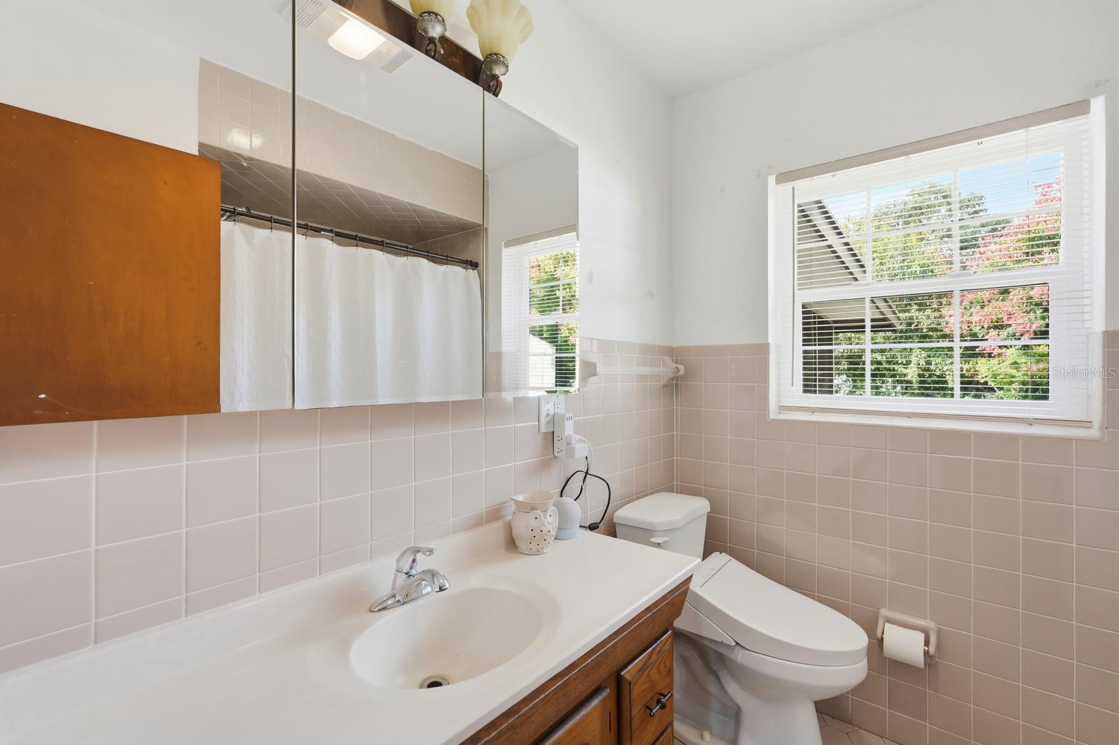 Image 25 of 45 For 930 Amelia Avenue