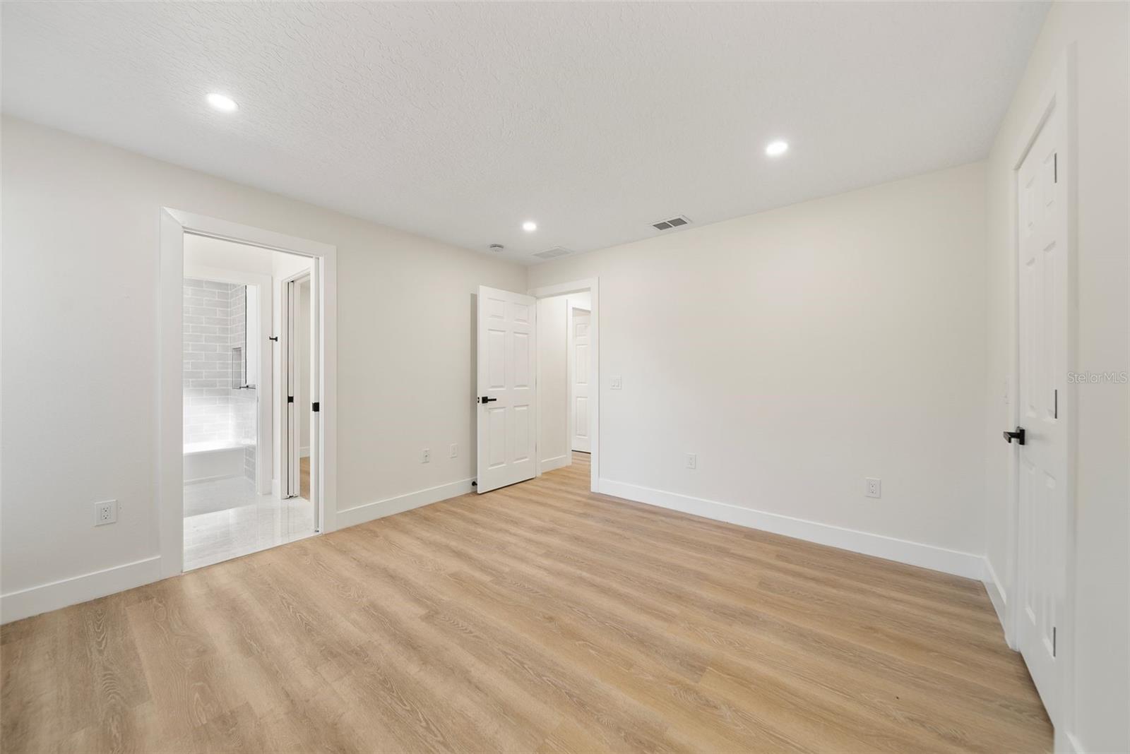 Image 25 of 43 For 2666 Winnemissett Oaks Drive