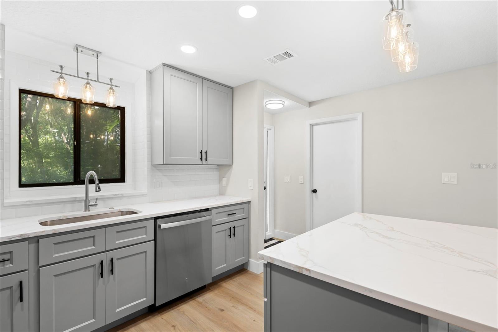 Image 8 of 46 For 805 Clake Street