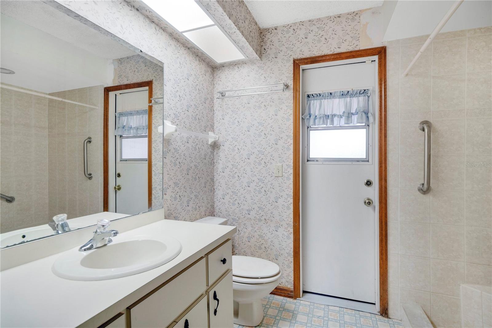 Image 17 of 33 For 912 Sylva Avenue